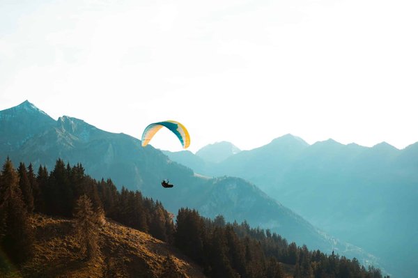 Trouver l'école de parapente idéale à Annecy : Les critères clés